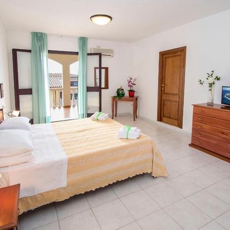 Hotel Smeraldo Affitta Camere Isola Rossa  Extérieur photo